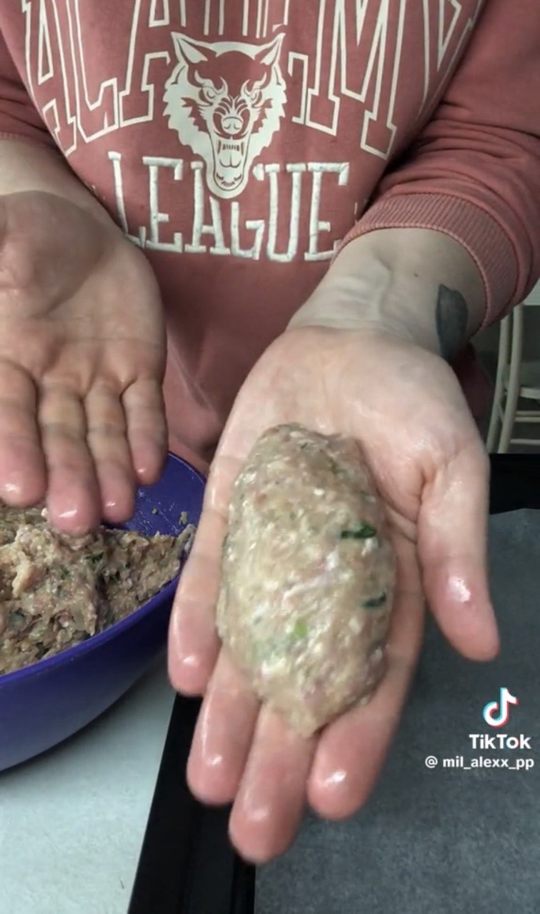 Смажити не потрібно: як приготувати смачні котлети по-німецьки (відео)